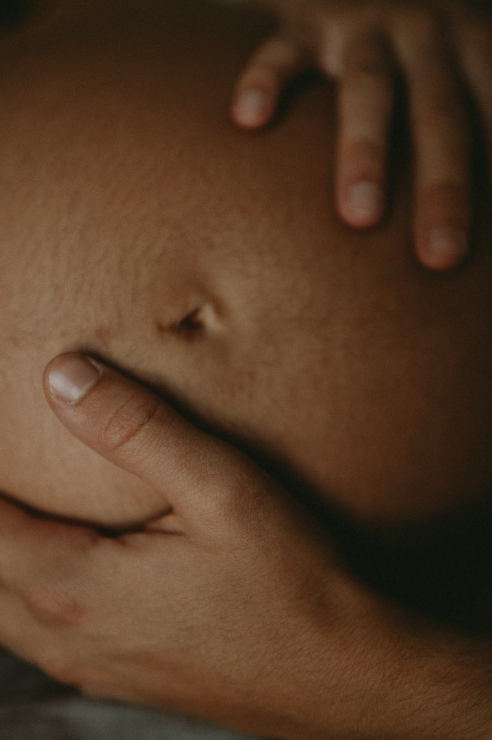 Babybauch wird von Händen gehalten
