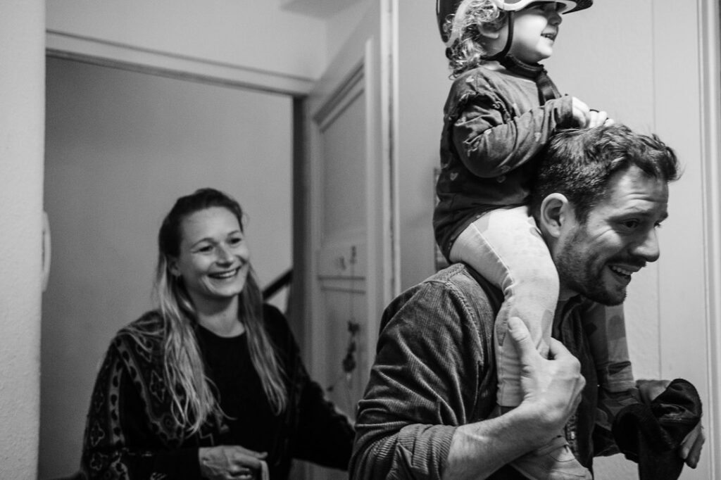 Familie kommt zur Wohnungstür rein