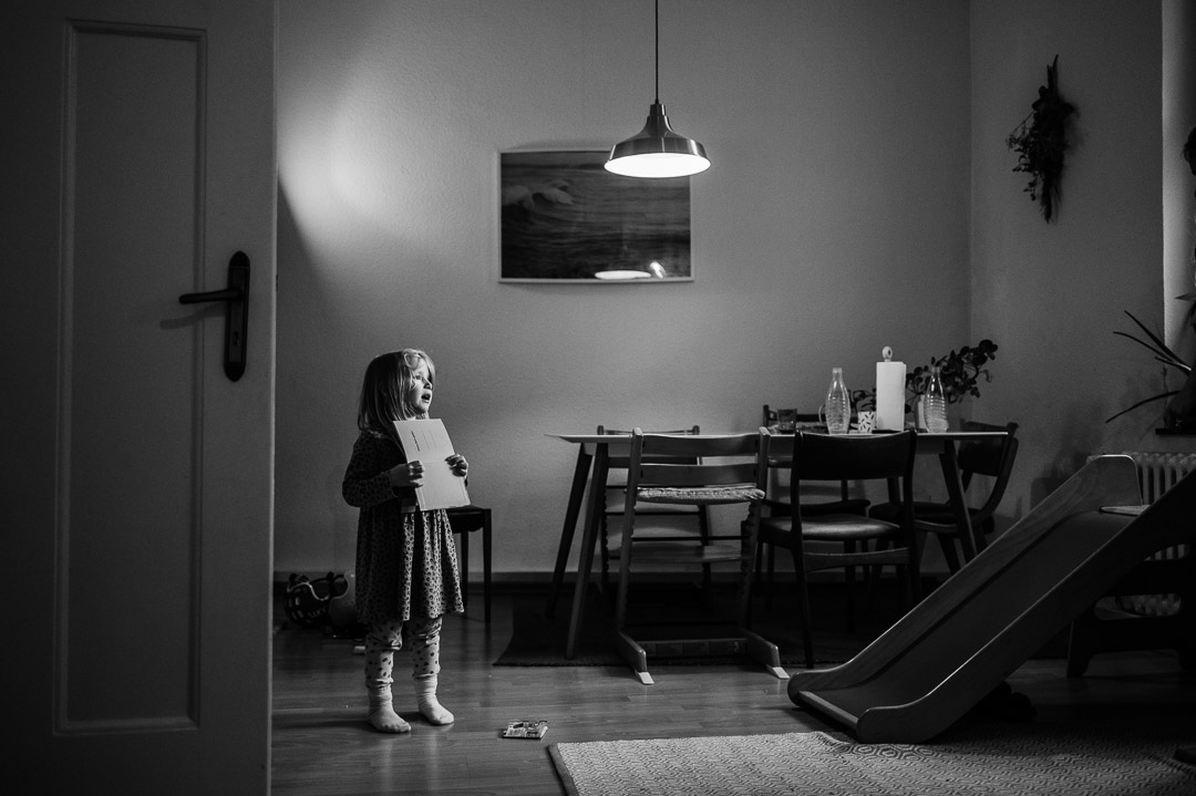 Kind steht im Esszimmer und trägt etwas vor