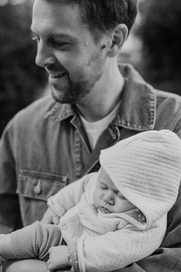 Papa hält Baby im Arm