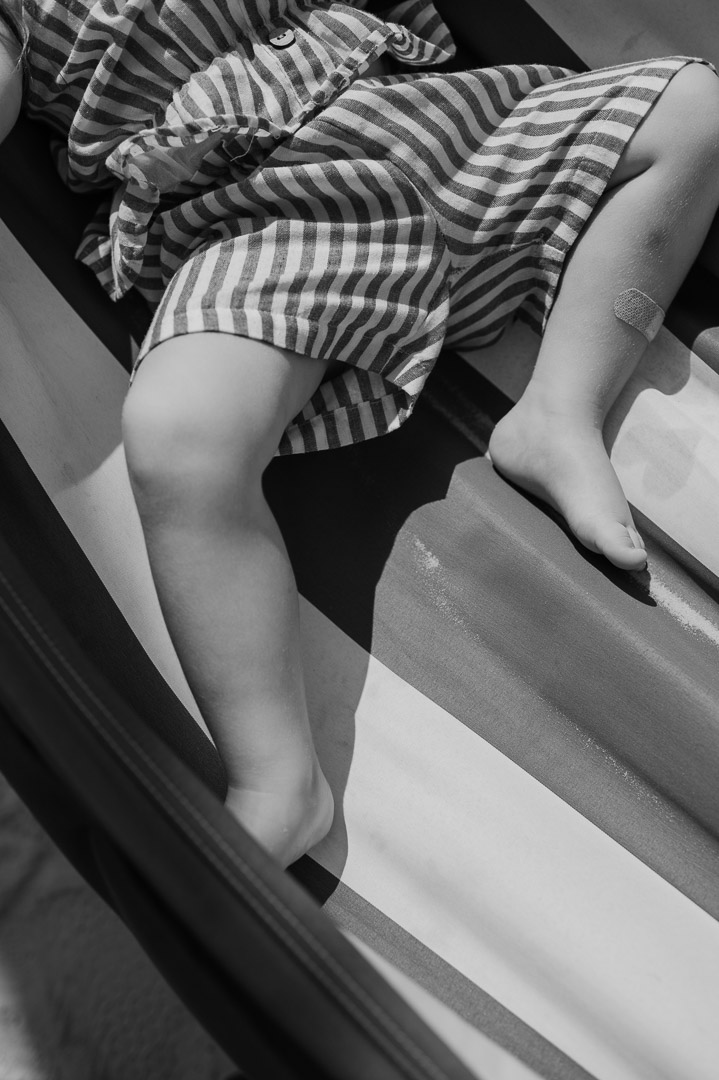 Kinderbeine in Hängematte