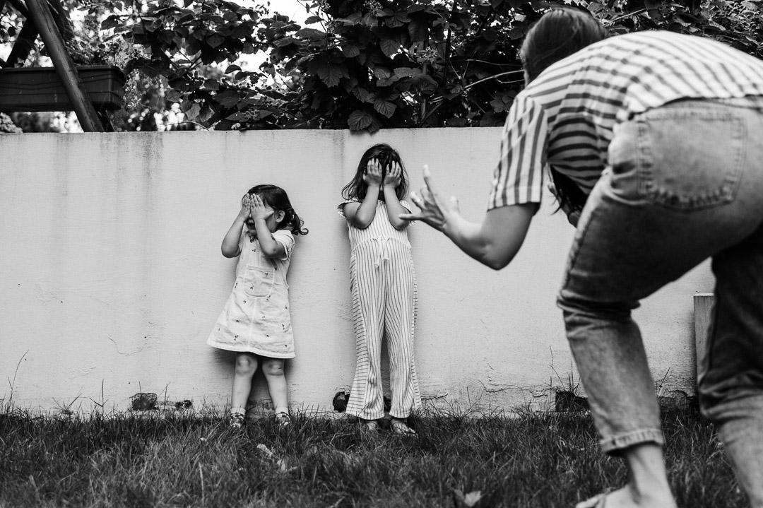 Mama und Kinder spielen Fangen