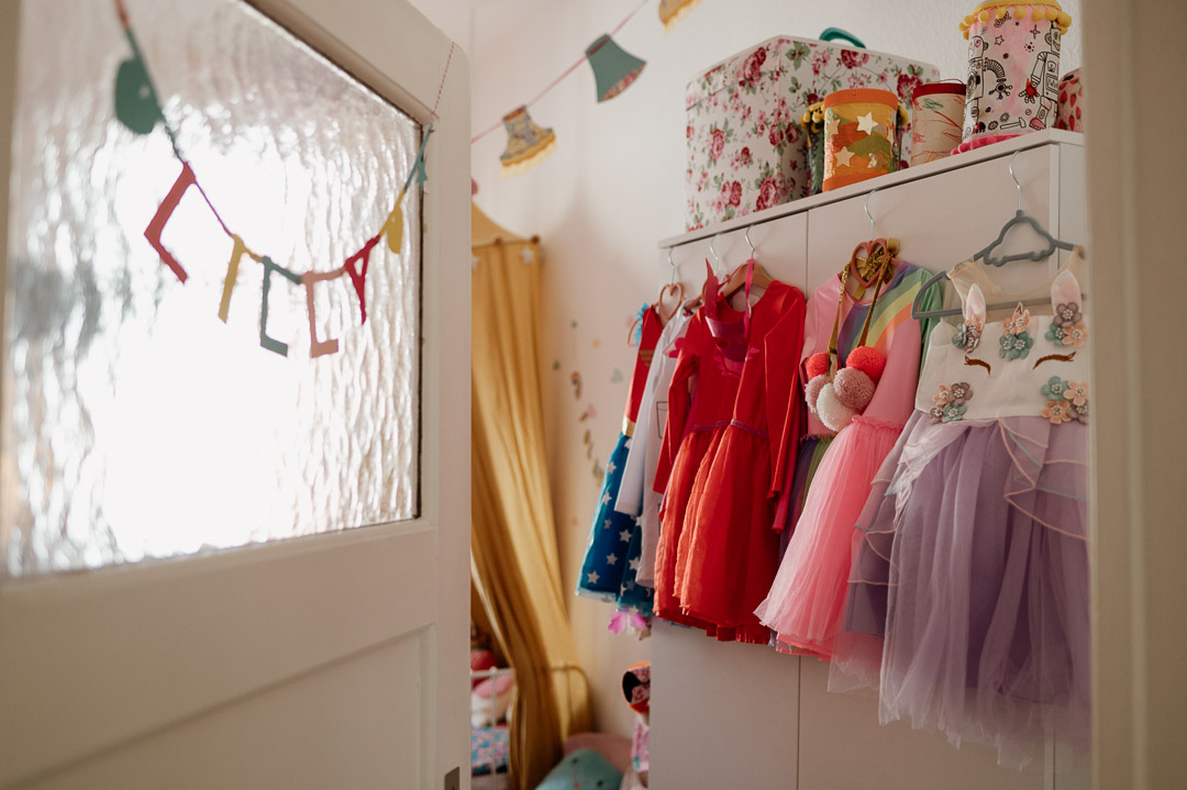 Kinderzimmer mit Superheldenkostümen