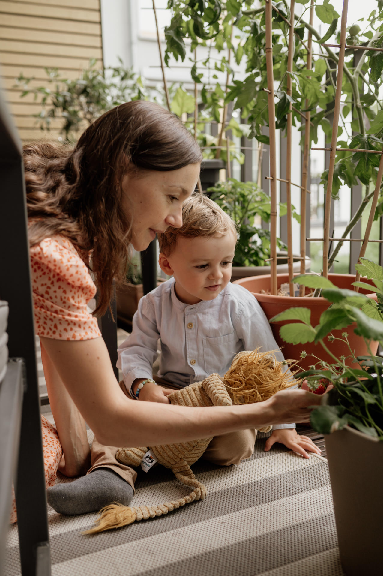 Mama und Sohn pflücken Erdbeeren
