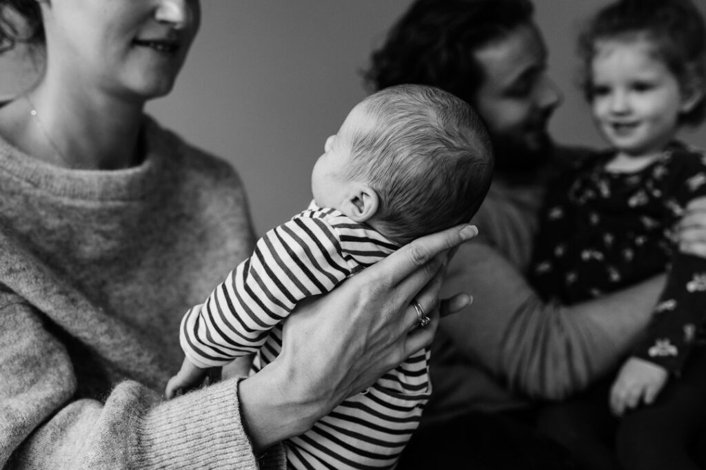 Eltern halten ihre Kinder