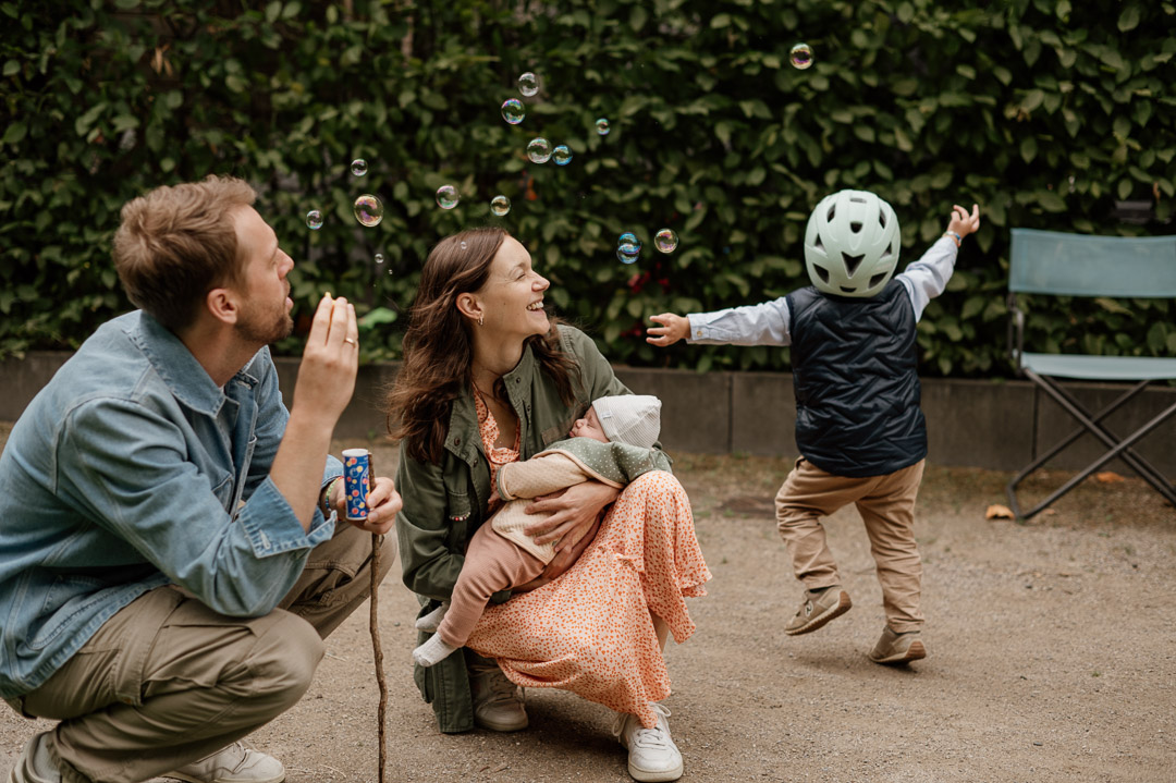 Familie hat Spaß mit Seifenblasen