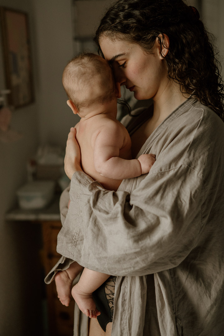 Mama hält Baby Kopf an Kopf