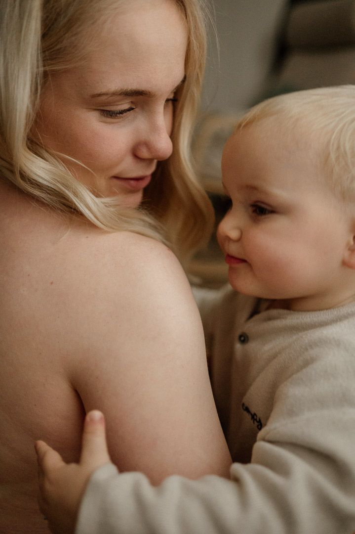 Mama betrachtet liebevoll Kleinkind