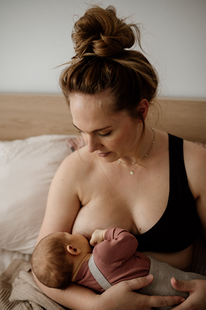 Mama stillt Baby