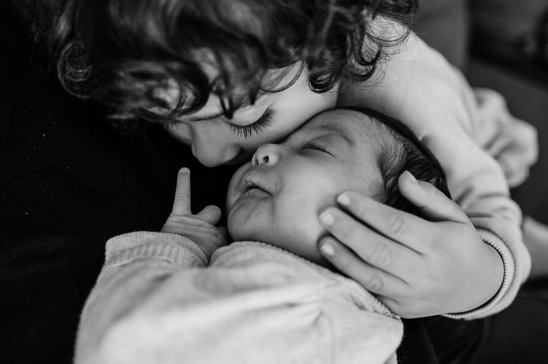kleiner Junge gibt Baby einen Kuss