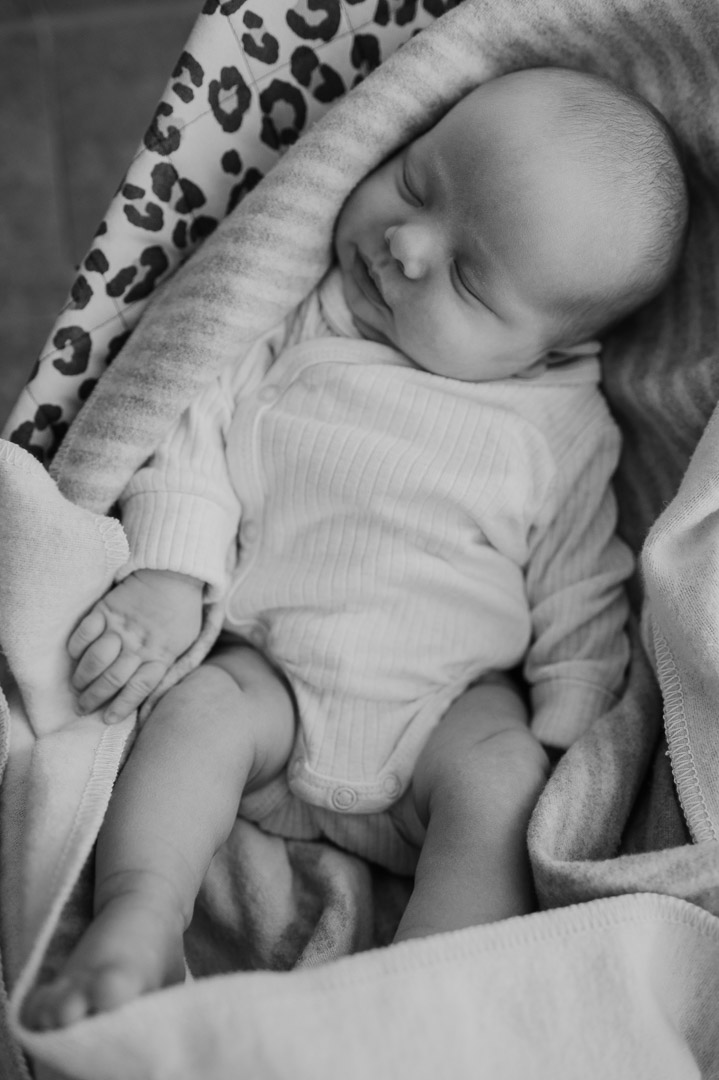 schlafendes Baby liegt in Wippe