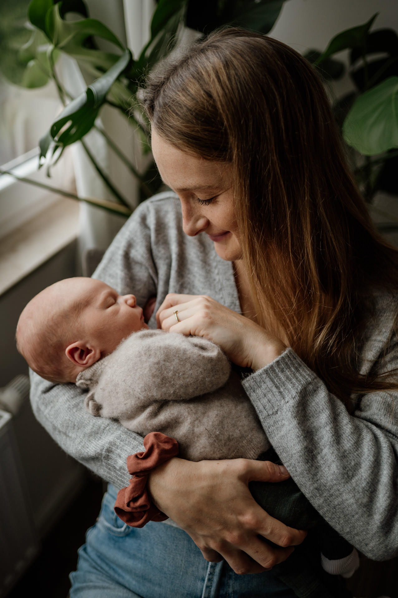 Mama hält Baby im Arm und betrachtet es