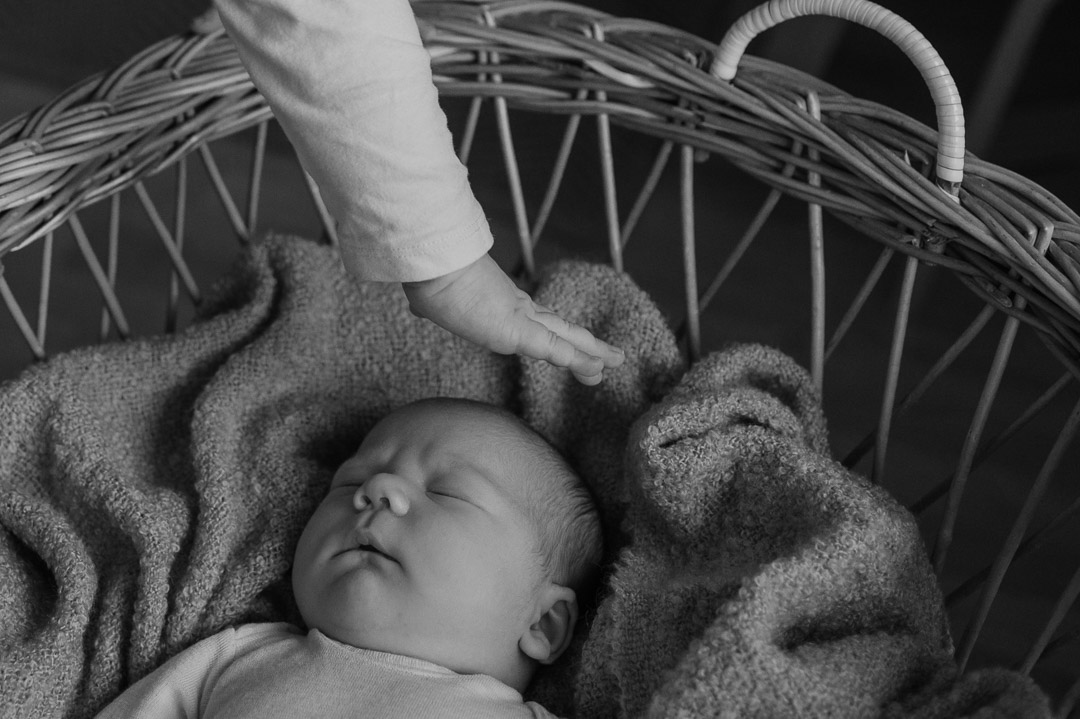 Kleinkindhand streichelt Baby