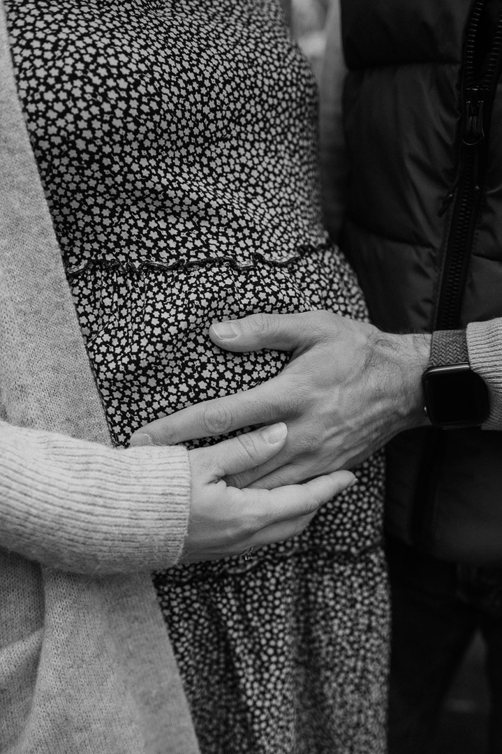 Zwei Hände liegen auf Babybauch