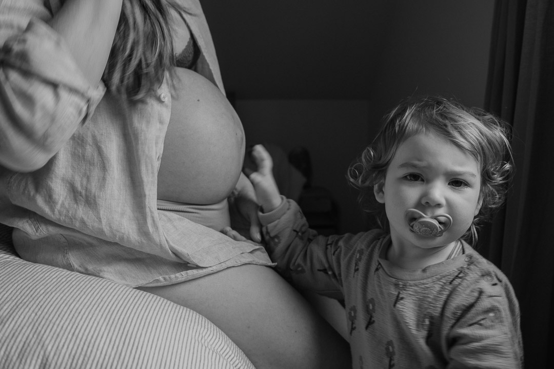 Kleinkind streichelt Babybauch
