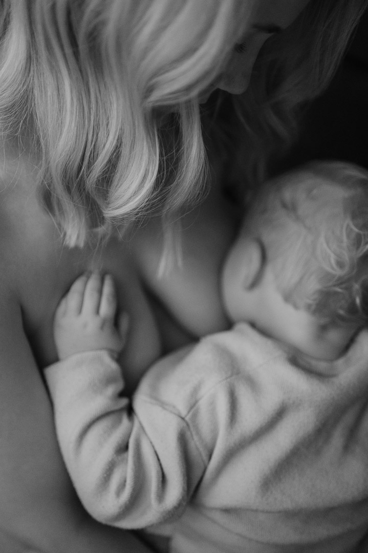 Mama stillt Kleinkind