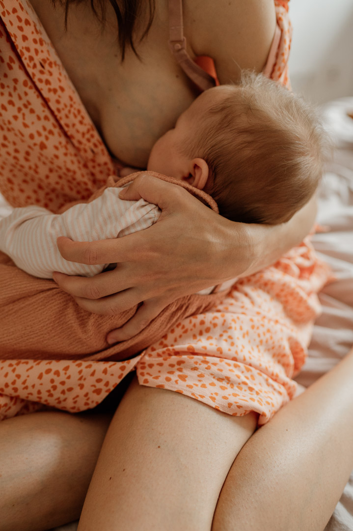 Baby wird gestillt
