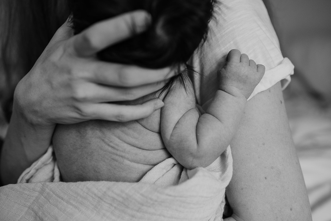 faltiges Baby wird von einer Hand gehalten