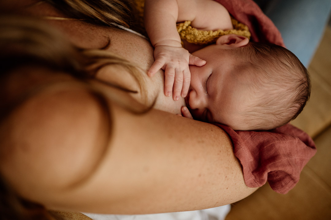 Baby wird gestillt