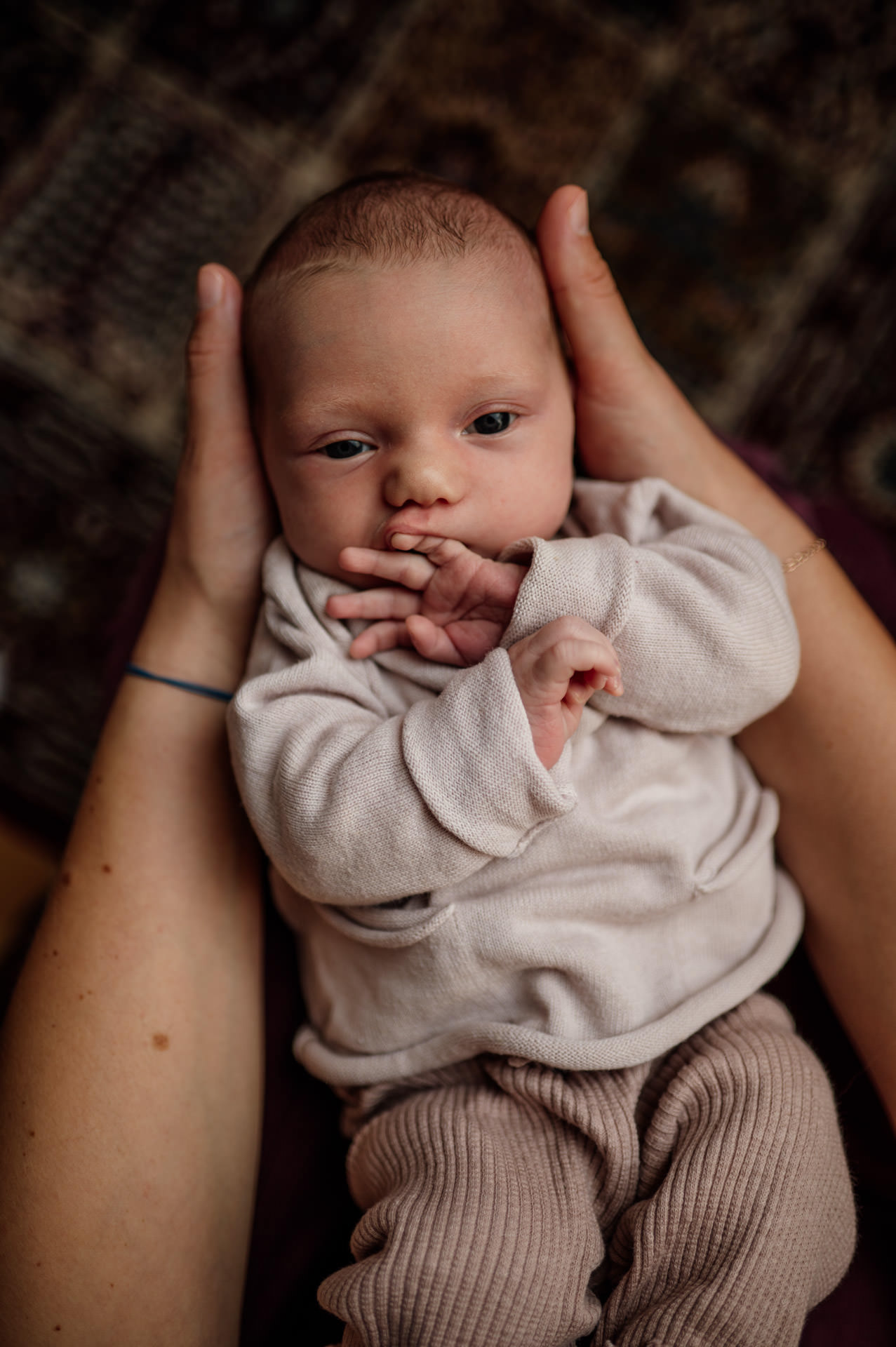 Baby liegt in Händen